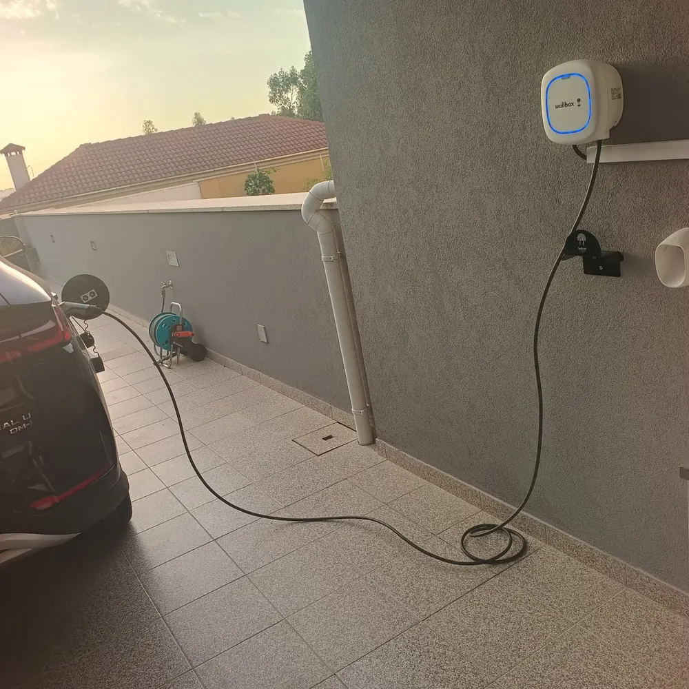 Carregador de parede para carro elétrico instalado numa moradia.