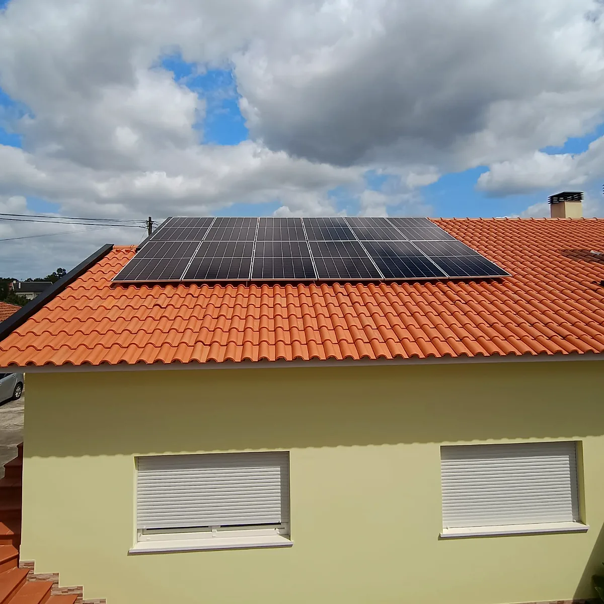 Painéis solares instalados pela Odelsun no telhado de telha de uma moradia