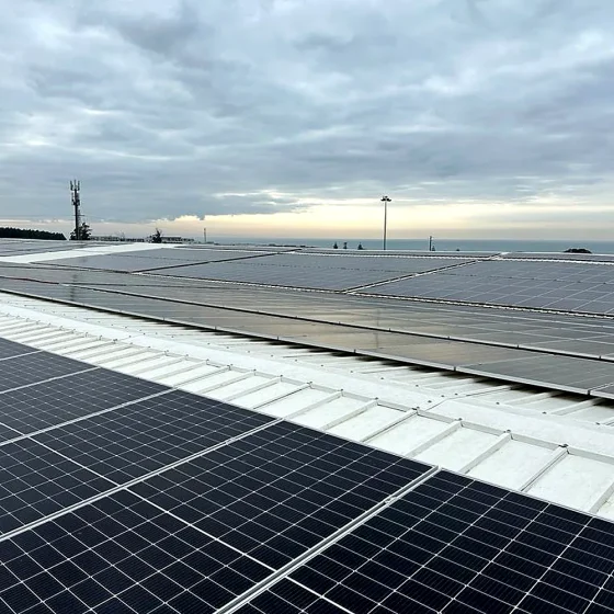 Painéis solares instalados pela Odelsun na cobertura de um edifício industrial